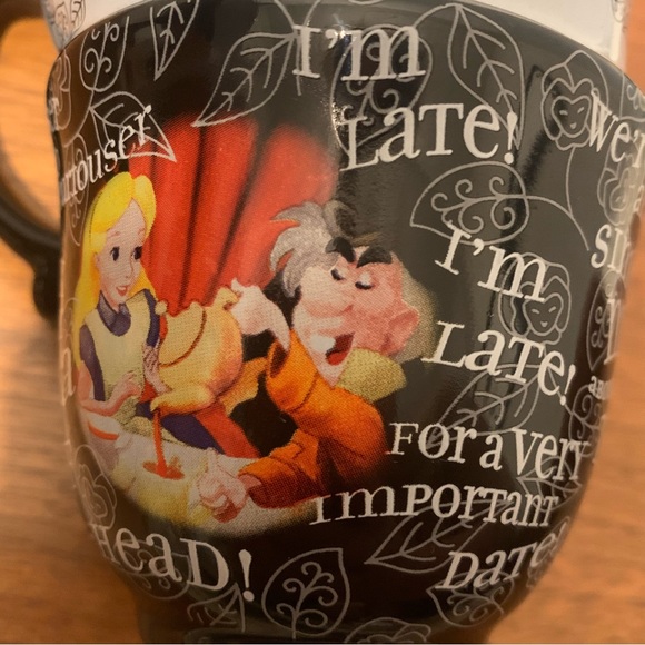 Alice in Wonderland Teacup - Picture 3 of 6